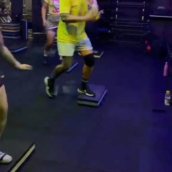Aula de step na Muscle Mania